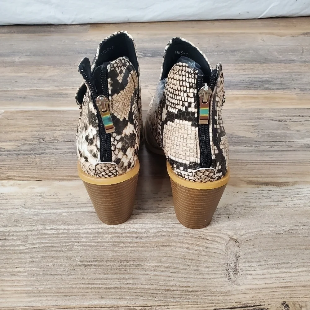 Coastal Cowgirl Snake print ankle bootie Block Heel size 9.5 (40) new!